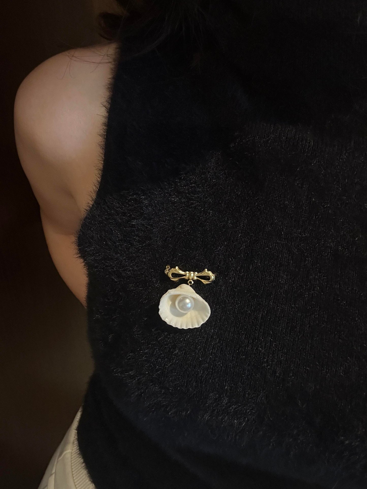 Clam Shell with Pearl Brooch